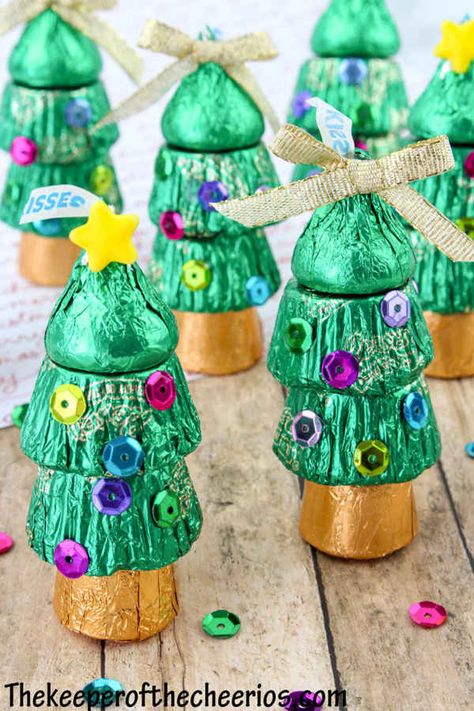 Christmas Candy Crafts, Christmas Candy Gifts, Candy Christmas Tree, Recipes Appetizers, Candy Crafts, Candy Christmas, 12 December, Candy Christmas Decorations, Homemade Christmas Gifts