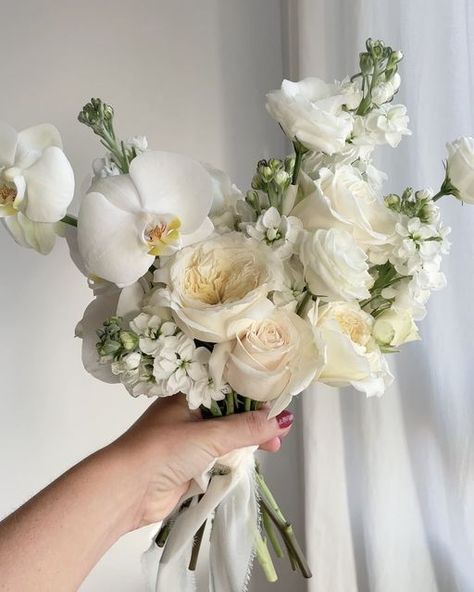 Piel de Mango on Instagram: "Neutral dream 🫧🤍💍🪽 . . #weddingbouquet #neutralbouquet #orquidbouquet #florist #flowerfineart #floralart #floristeriamallorca #luxuryflowers #weddingsmallorca" Full White Bouquet, Posy Bridal Bouquet, Neutral Fall Wedding Flowers, Wedding Bouquets 2024, Simple Elegant Wedding Bouquet, Soft Floral Aesthetic, Wedding Bouquets Peonies, White Wedding Aesthetic, Unusual Bouquets