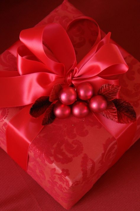 Simply Red, Creative Gift Wrapping, Red Gift, Christmas Packaging, Beautiful Gift Wrapping, Christmas Gift Wrapping, Christmas Wrapping, Shades Of Red, Elegant Gift