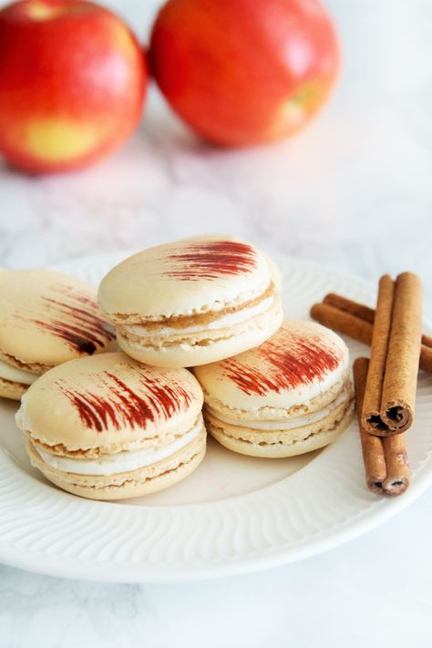 Caramel Apple Pie Macarons {+ Painting Patterns on Macarons} - The Tasty Bite Macaroon Painting, Delicate Cookies, French Macarons Flavors, Pie Macarons, Chocolate Macaroon, Fall Desserts Apple, French Macaroon Recipes, Macaron Recipes, Kue Macaroon