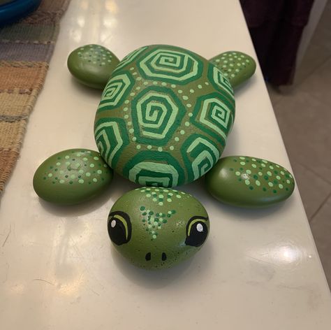 Turtle Rock Painting, Mulch Landscaping Ideas, Decoration Ideas Aesthetic, Rock Art Ideas, Turtle Painted Rocks, Craft Ideas Easy, Rock Crafts Diy, Mulch Landscaping, Garden Decoration Ideas