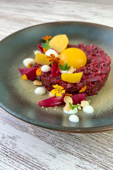 Not only is a vegetarian tartare a real treat and a refreshing dish, it is also part of the current trend to consume more vegetables. Beetroot Tartare, Fancy Vegetarian Dinner, Fine Dining Plating, Mackerel Recipes, Bao Buns, Fine Dining Recipes, Best Vegetarian Recipes, Molecular Gastronomy, Food Additives