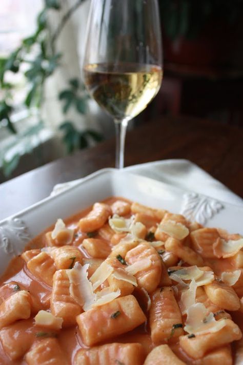 roasted garlic gnocchi with rose sauce Garlic Gnocchi, Island Chicken, Wine Rose, Vegetarian Crockpot Recipes, Kid Recipes, Veggie Dinner, Gnocchi Recipes, Cooking 101, Tasty Pasta