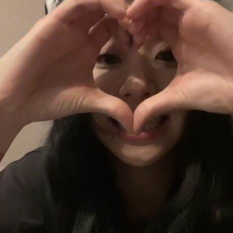 Kpop Heart Pose, Heart Icons Kpop, Chaeyoung Cute, Twice Heart, Kpop Heart, Chaeyoung Icons, Pink Headphones, Heart Meme, Hands Icon