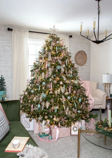 Christmas Tree Decorations Ideas Simple, Wallpaper In A Bathroom, Paint Over Wallpaper, Simple Christmas Decorations, Painting Over Wallpaper, Green Christmas Decorations, Holiday Planter, Bottle Brush Christmas Trees, Christmas Swag