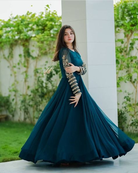 Pakistani Women Dresses, Long Frock Designs, Couple Wedding Dress, Long Gown Design, Velvet Dress Designs, Pakistani Fancy Dresses, Pakistani Fashion Party Wear, Beautiful Pakistani Dresses, Women Dresses Classy