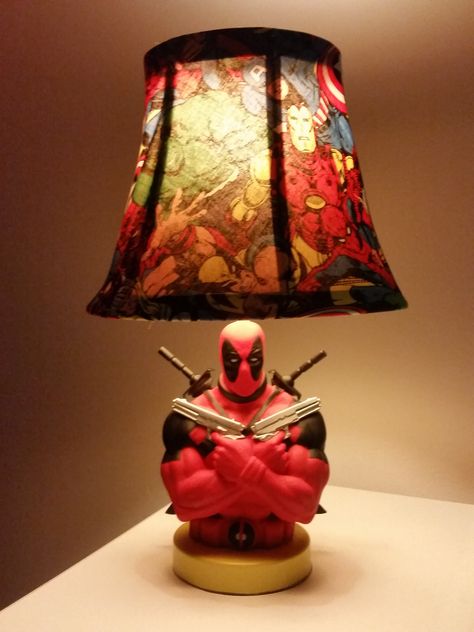 Deadpool lamp with light on. Deadpool Bedroom, Fortnite Poster, Nerd Office, Superhero Room Decor, Deadpool Stickers, Best Christmas Toys, Superhero Bedroom, Superhero Room, Boy Bedroom Design