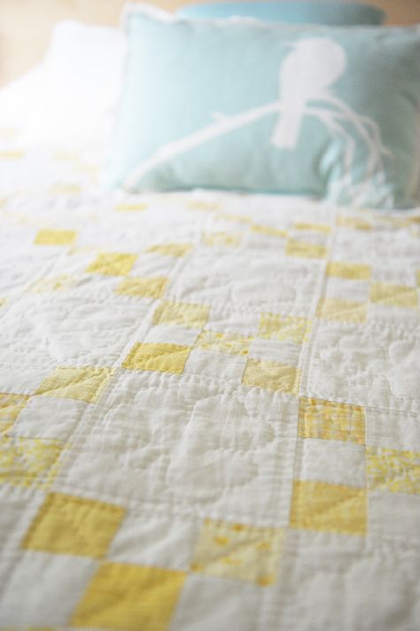 simple mini modern quilts | yellow and white | Sarah Gaudet Momsquilt Irish Chain Quilt, Two Color Quilts, White Quilts, Yellow Quilts, Quilt Modernen, Quilt Care, Yellow Home Decor, A Beautiful Mess, Pretty Quilt