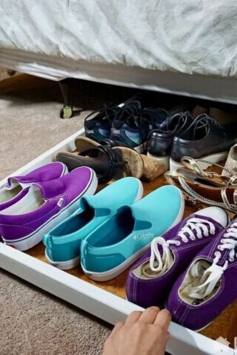 Repurpose an old crib and make this creative storage hack perfect if you have a small closet or bedroom. This upcycled shoe storage idea is the best way to organize your shoes in small spaces. Check out how to make an under the bed shoe storage solution. Shoe Storage Small Spaces, Upcycled Crib, Easy Shoe Storage, Shoe Storage Small Space, Old Cribs, Diy Shoe Storage, Garage Door Makeover, Diy Garage Door, Diy Shoe