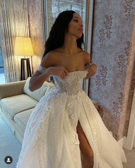 Exotic Wedding Dress, Dining Aesthetic, Bolo Rapunzel, Uk Drip, Queen Wedding Dress, Ig Model, Rich Couple, Fashion London, Dream Wedding Decorations