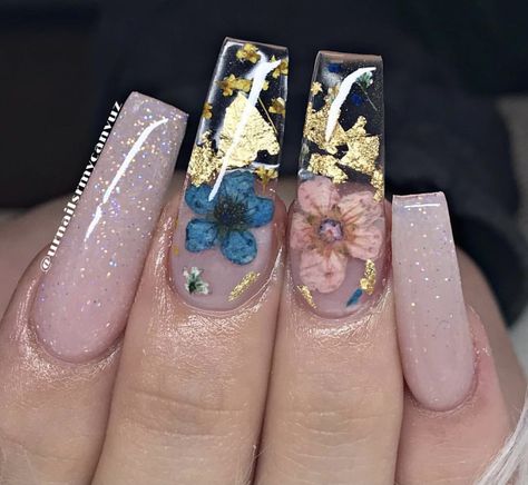 Flower Incased Nails, Incapcilated Nails Flowers, Nails With Flowers Inside, Nailart 2022, Flower Encapsulated Nails, Short Encapsulated Nails, Encapsulated Flower Nails, Encapsulated Nails Flowers, Secret Nails