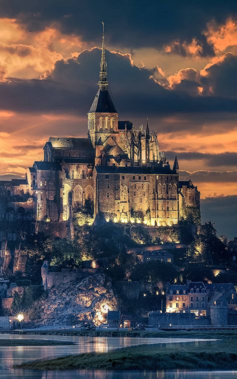 Mt St Michel, Mont Saint Michel France, Castle Aesthetic, San Michele, Fantasy Castle, Fantasy Places, Beautiful Castles, Beautiful Places To Travel, Beautiful Architecture