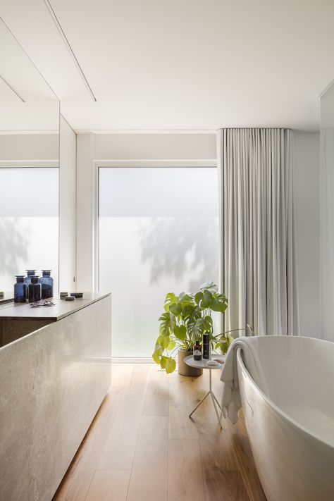 Maison JJ Joubert by la Shed Architecture - Dwell Frosted Bathroom Window, Midcentury Ranch House, Midcentury Ranch, Shed Architecture, Architecture Windows, Window Architecture, Mid Century Ranch, Architecture Bathroom, Hardwood Floors Dark