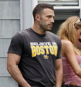 Ben Affleck in The Town <3. Bought steve this shirt as I loved it so much! Ben Affleck Workout, Ben Affleck Hair, Ben Affleck Batman, Casey Affleck, In The Town, Jeremy Renner, Mens Lifestyle, Jennifer Garner, Ben Affleck