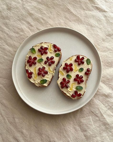 Food Presentation Aesthetic, Creative Toast Ideas, Hummus Presentation Ideas, Toast Ideas Aesthetic, Meal Presentation Ideas, Vegetarian Breakfast Aesthetic, Aesthetic Toast Breakfast, Hummus Toast Aesthetic, Hummus Breakfast Ideas