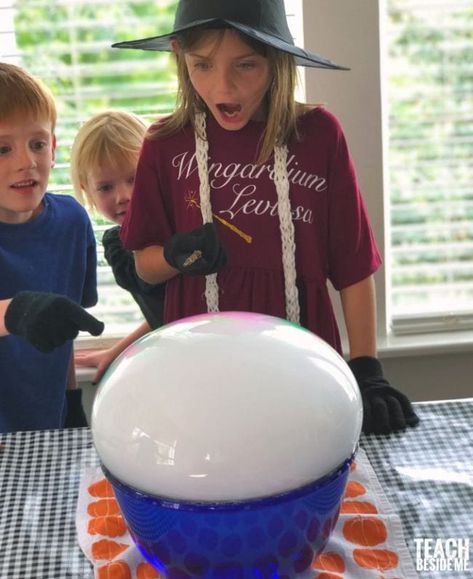 Turn Muggles into Wizards With Harry Potter Science Experiments Harry Potter Crystal Ball, Fantasic Beast, Harry Potter Science, Dry Ice Experiments, Harry Potter Activities, Harry Potter Day, Cracker House, Harry Potter Theme Birthday, Summer Stem