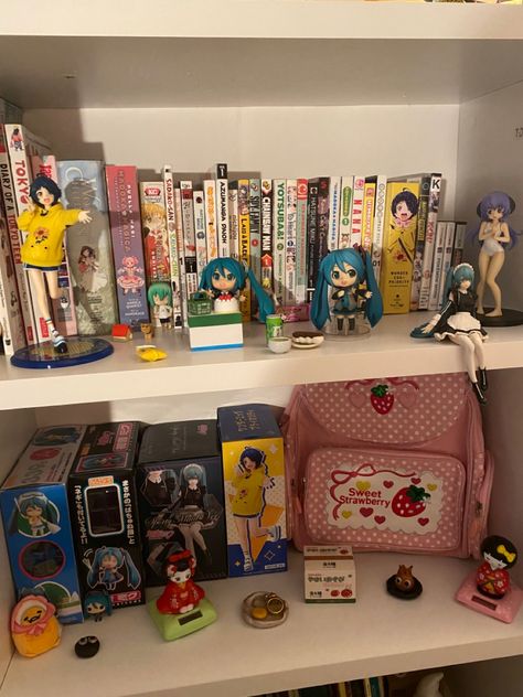 Figure Organization, Manga Shelf, Elegant Bedroom Design, Diy Room Decor For Teens, Otaku Room, Dream Apartment Decor, Cute Bedroom Ideas, Room Redesign, Hippie Decor