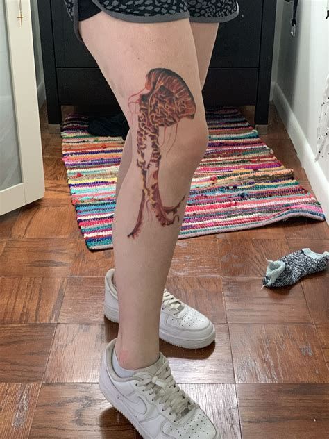 Jellyfish Knee Tattoo at Mariamorris #tattoo #art #jellyfish #tattooed Jellyfish Knee Tattoo, Tattoo On Knee, Trend Tattoos, Tattoo Knee, Bug Tattoo, Jellyfish Tattoo, Hand Tattoos For Women, Leg Tattoos Women, Knee Tattoo