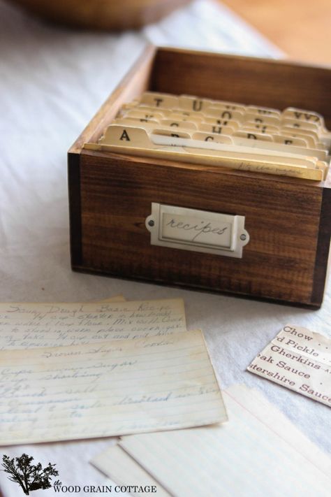 How to make a recipe box out of fruit crates Recipe Box Diy, Recipe Card Box, Recipe Box Wooden, Recipe Holder, Heirloom Recipes, Fruit Crate, Diy Recipe, Diy Holz, Diy Box