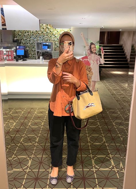 Ootd Mantai, Simply Outfit, Ootd Hijab Casual, Outfit Office, Fashion Identity, Modern Hijab, Modern Hijab Fashion, Hijabi Fashion Casual, Casual Hijab Outfit