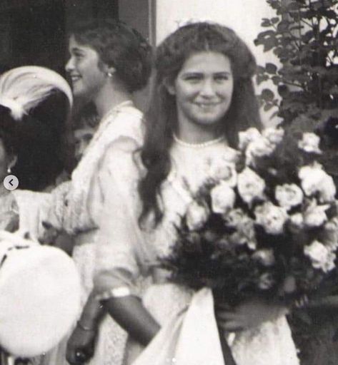 Maria with Olga in the background Olga Romanov, Maria Nikolaevna, Familia Romanov, Romanov Sisters, Anastasia Romanov, Royal Photography, Princesa Real, Grand Duchess Olga, House Of Romanov