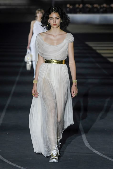 Dior Resort 2022 Greek Goddess Runway, Athens Dress, Ancient Rome Fashion, Ancient Rome Clothing, Mythology Outfits, Greek Inspired Dress, Ancient Greek Fashion, Ancient Greece Fashion, Greek Outfit