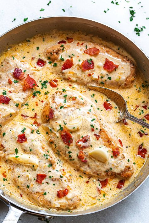 Creamy Garlic Chicken Breasts with Crispy Bacon - #chicken #recipe #eatwell101 - This creamy garlic chicken recipe is the ultimate easy comfort food and ready in 30 minutes or less. A winner of a chicken dinner! - #recipe by #eatwell101® Creamy Garlic Chicken Breast, Creamy Chicken Breast Recipes, Garlic Chicken Breast Recipes, Creamy Garlic Chicken Recipes, Easy Creamy Chicken, Macro Recipes, Crab Stuffed, Bacon Chicken, Creamy Garlic Chicken