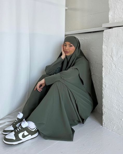 Abaya With Sneakers, Blazer Aesthetic, Jilbab Outfits, Islamic Modest Fashion, Modest Outfits Muslim, Diy Belt For Dresses, Outfits Muslim, Abaya Outfit, Estilo Hijab