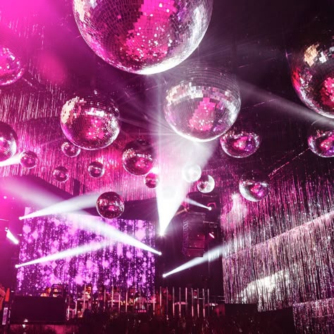 Drag Club Aesthetic, Disco Chic Party, Sparkly Party Theme, Disco Theme Wedding Decor, Retro Prom Theme, Club Theme Party Ideas, Event Lighting Ideas, Tropical Disco Party, 80s Nightclub