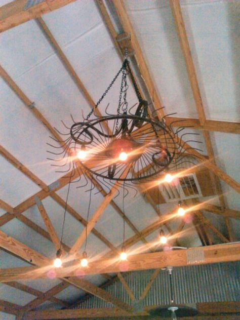 Hay rake chandelier. Industrial farmhouse Rob Old Hay Rake Yard Decor, Hay Rake Wheel Ideas, Rake Decor, Chandelier Industrial, Farm Implements, Ranch House Decor, Porch Life, Rustic Wall Clocks, Furniture Redos