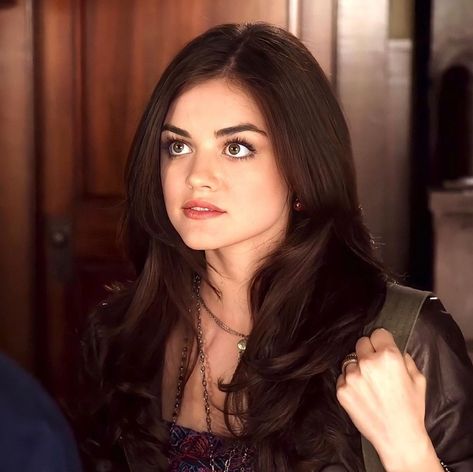 Aria Montgomery Hair Season 1, Aria Montgomery Season 1, Aria Montgomery Hair, Pll Aesthetic, Aria Montgomery Style, Aria Style, Pretty Little Liars Aria, Rap City, Straight Black Hair