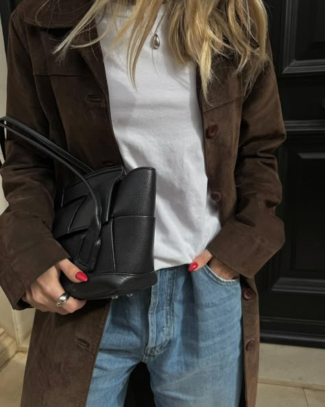 Sun’s out #outfitinspo #springoutfit #minimalstyle #suedetrenchcoat #bottegavenetabag #baggyjeans #outfitideas Spinning Wardrobe, Suede Flats Outfit, Antonia Core, Suede Outfit, Cold Outfits, Fall 24, Leather Jacket Outfits, Minimal Outfit, Suede Flats