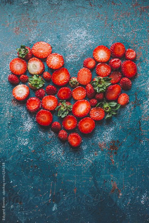 I don't usually like hearts... but when I do!...    ///Strawberry heart on blue background. by Eduard Bonnin Strawberry Hearts, Food Photoshoot, Food Photography Inspiration, Fruit Photography, Think Food, Wall Papers, Strawberry Recipes, Iftar, Beautiful Food