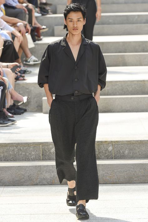 Mens Fashion 2018, Issey Miyake Men, Spring Ideas, Male Fashion Trends, All Black Outfit, Menswear Collection, Mens Fashion Summer, Mens Accessories Fashion, Fashion Show Collection