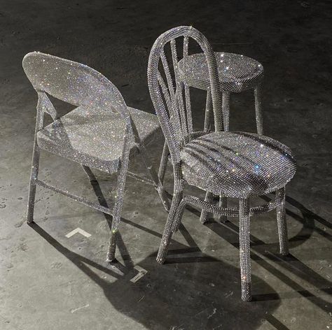 Rhinestone Furniture, Fancy Chair, Spa Room Decor, Baby High Chair, Spa Room, Folding Chairs, Single Chair, Glitter Diy, Lawn Chairs