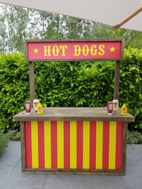 Hot Dog Stand Ideas, Stall Decoration Ideas Fair, Burger Stall, Carn Evil, Stall Design Ideas, Hot Dog Bar Toppings, Hot Dog Party, Stall Decorations, Stand Feria