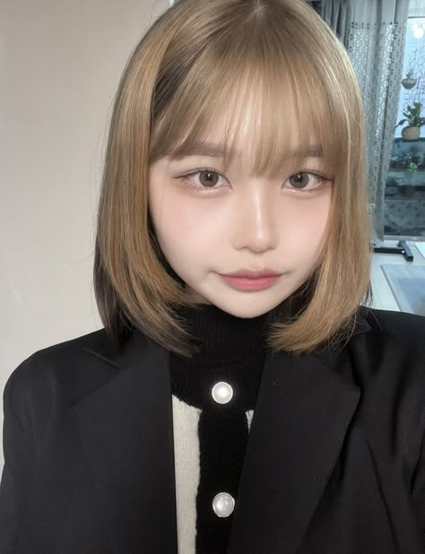 Blonde Hair Japanese, Blonde Hair Dark Eyes, Hair Styles Cute, Looks Aesthetic, Short White Hair, Icy Blonde Hair, Hair Color Underneath, Blonde Hair Ideas, Blonde Hair With Bangs