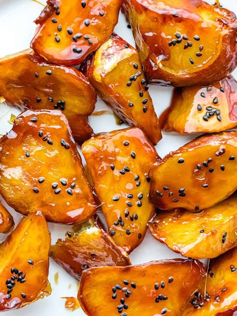 Goguma Mattang, or Korean candied sweet potato wedges Korean Sweet Potato, Sweet Red Bean Paste, Japanese Sweet Potato, Sweet Red Bean, Candied Sweet Potatoes, Easy Asian Recipes, Caramelized Sugar, Delicious Thanksgiving, Korean Dishes