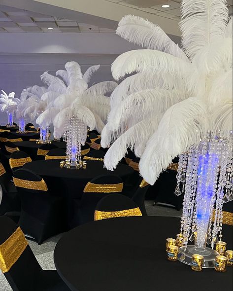 Met Gala Table Decor, Met Gala Decor, Ball Theme Party, Hollywood Glam Decor, Gala Decorations, Gala Themes, Prom Themes, Feather Centerpieces, Hollywood Red Carpet