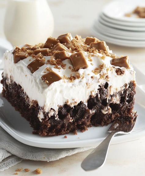 Heath Bar Poke Cake Recipe - elianarecipes.com Marble Poke Cake, Heath Poke Cake, Heath Bar Poke Cake, Harvey Wallbanger Cake, Caramel Sauce Condensed Milk, Candy Bar Cake Recipes, Heath Cake, Heath Bar Cake, Candy Bar Cake