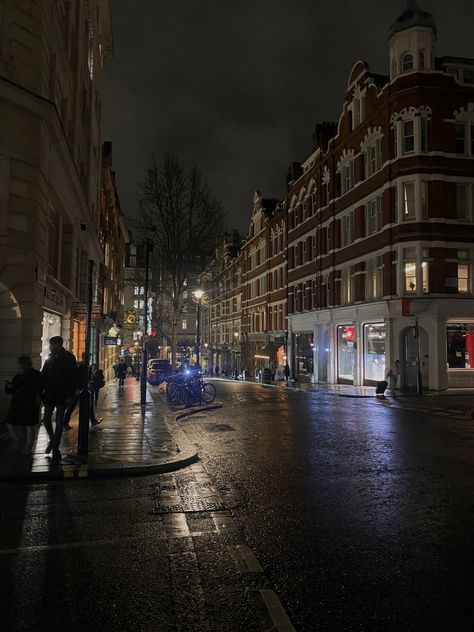 Building, london, late night walk, rainy night Anglo Gothic, Late Night Shopping, Flowers London, Rain Aesthetic, Night Walks, Dark Street, Walks In London, London Night, Night Walk