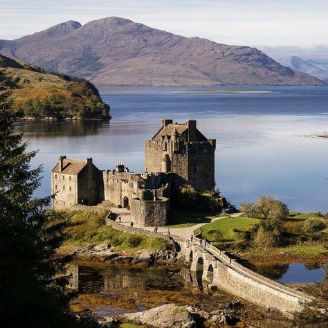 Kyle Of Lochalsh, Eilean Donan Castle, Scotland Landscape, Eilean Donan, Scotland Castles, Scottish Castles, Fantasy Castle, Beautiful Castles, Isle Of Skye