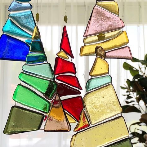 Glass Fusing Christmas Ornaments, Christmas Glass Decorations, Fused Glass Christmas Tree Ornaments, Fused Glass Ornaments Ideas, Fused Glass Christmas Trees, Christmas Fused Glass Ideas, Colourful Christmas Decorations, Pastel Christmas Tree, Fused Glass Wall Art