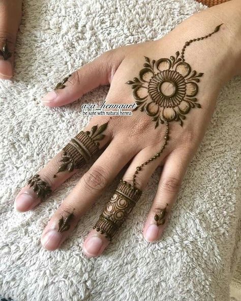 Mehindhi Design Simple Modern Easy, Small Girl Mehndi Design, Easy Foot Henna Designs, Easiest Mehendi Designs, Simplest Mehndi Designs, Small Henna Design, Back Side Mehndi Design, Side Mehndi Design, Back Side Mehndi