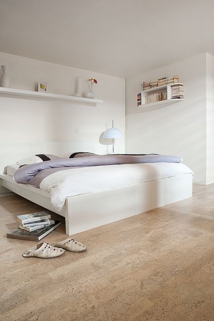 cork floor - matches the dogs, more durable than carpet, but not so hard on feet as wood or laminate Simplistic Bedroom, Cork Floor, White Wall Bedroom, Airy Room, Minimalist Bedroom Design, Flooring Inspiration, Cork Flooring, Lake Cottage, Basement Flooring