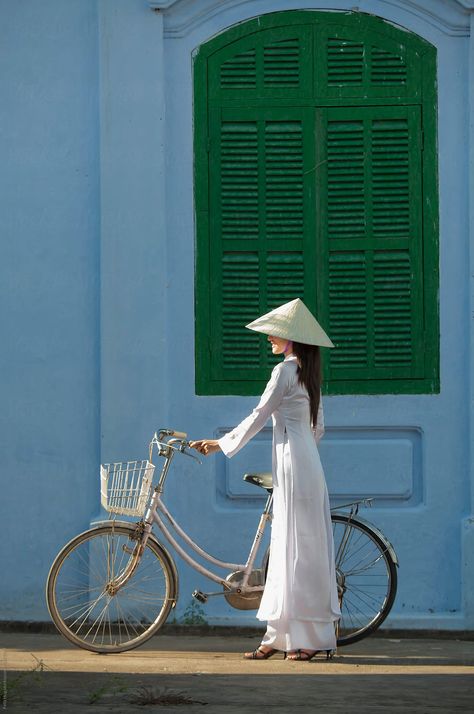 Vietnam Costume, Hoi An Old Town, Vietnam Holidays, Beautiful Vietnam, National Dress, Hoi An, People Of The World, Woman Painting, People Around The World