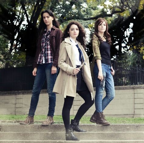 Castiel, Sam and Dean Winchester cosplay genderbend #castiel #angel… Sam And Dean Costume, Supernatural Photoshoot, Sam Winchester Cosplay, Dean Winchester Outfit, Supernatural Halloween Costumes, Castiel Cosplay, Dean Winchester Cosplay, Supernatural Halloween, Gender Bend Cosplay