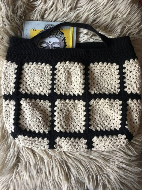 Granny Bag Crochet, Crochet Black And White, Black Crochet Bag, Crochet Bag Granny Square, Crochet Bag Granny, Granny Square Bag Crochet, Square Bag Crochet, Sacs Tote Bags, Crochet Black