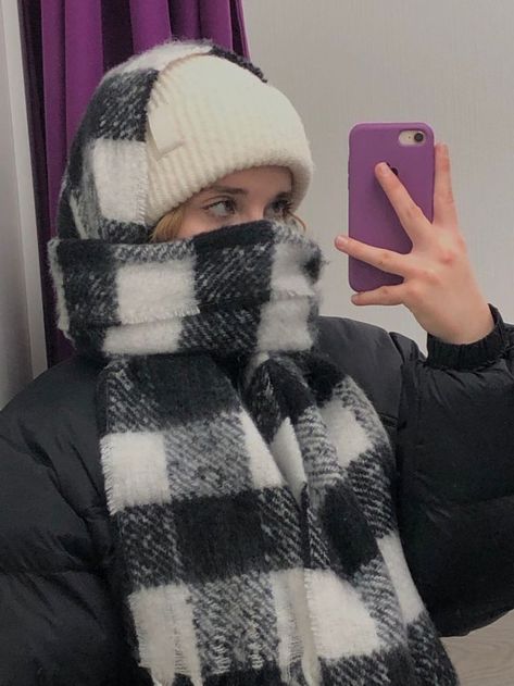 Scarf And Hat Outfit, Winter Hats 2023, Winter Hat Aesthetic, Downtown Outfits, Aesthetic Grunge Outfit, Self Portrait Poses, Aesthetic People, Being A Woman