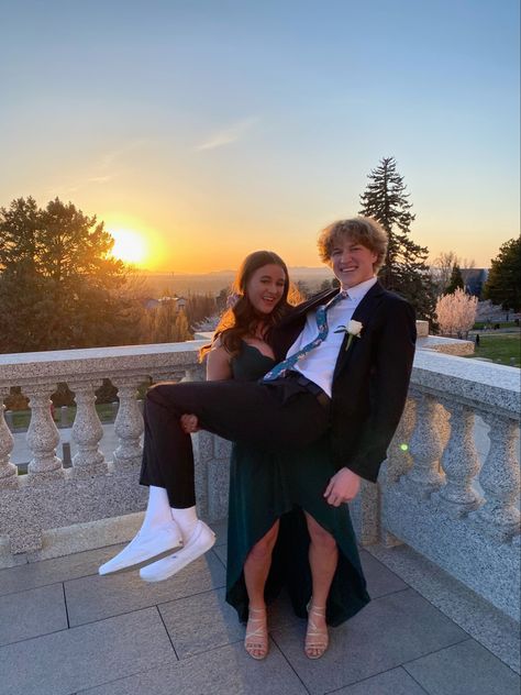 Cute Prom Poses, Prom Poses For Couples, Prom Photos Couple, Prom Picture Poses For Couples, Couples Homecoming Pictures, Prom Couple Pictures, Prom Photo Poses, Couple Prom Pictures, Funny Couple Poses